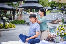 12 Photo of Cliff spa staff doing a head and shoulder massage on fitz staff